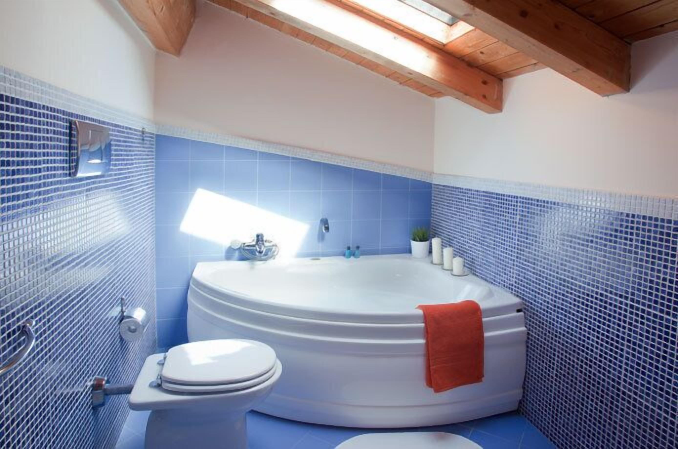 Doppia Basic, 1 letto matrimoniale | Bagno | Asciugacapelli, bidet, asciugamani, sapone