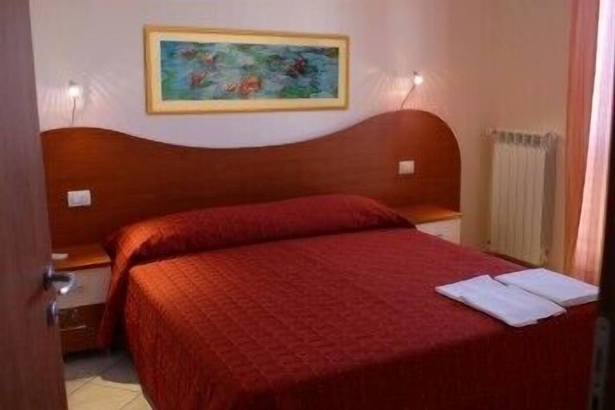 Standard Triple Room, Multiple Beds, Non Smoking | 1 bedroom, desk, iron/ironing board, WiFi (free)