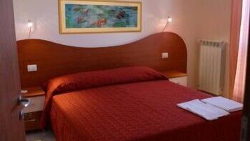 Habitación triple estándar, varias camas, para no fumadores | 1 habitación, escritorio, tabla de planchar con plancha y wifi gratis