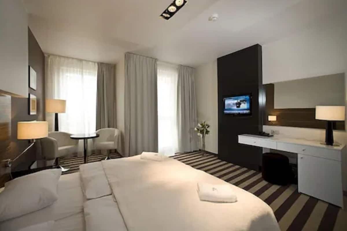Luxury Double or Twin Room | Peti besi dalam bilik, meja, katil bayi/kot (surcaj), Wi-fi percuma 
