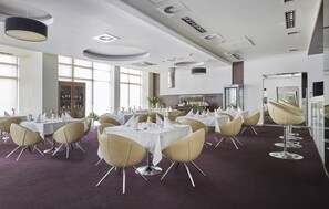 2 restaurants, lunch, dinner served; Mediterranean cuisine 