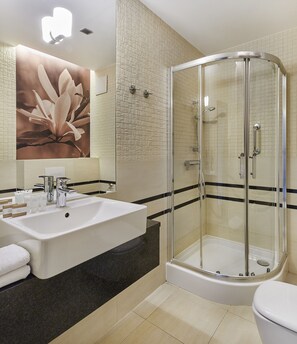 Regadera, amenidades de baño gratuitas, secadora de cabello, toallas 
