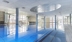 Piscina interna, funciona das 7h às 22h, salva-vidas no local