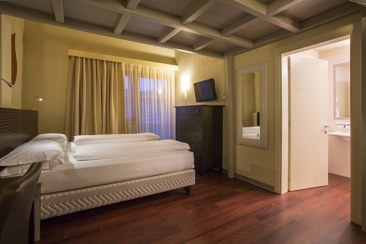 Deluxe vierpersoonskamer | 1 slaapkamer, luxe beddengoed, Select Comfort-bedden, een minibar