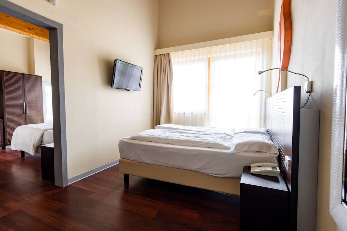 Familie vierpersoonskamer (Connecting) | 1 slaapkamer, luxe beddengoed, Select Comfort-bedden, een minibar