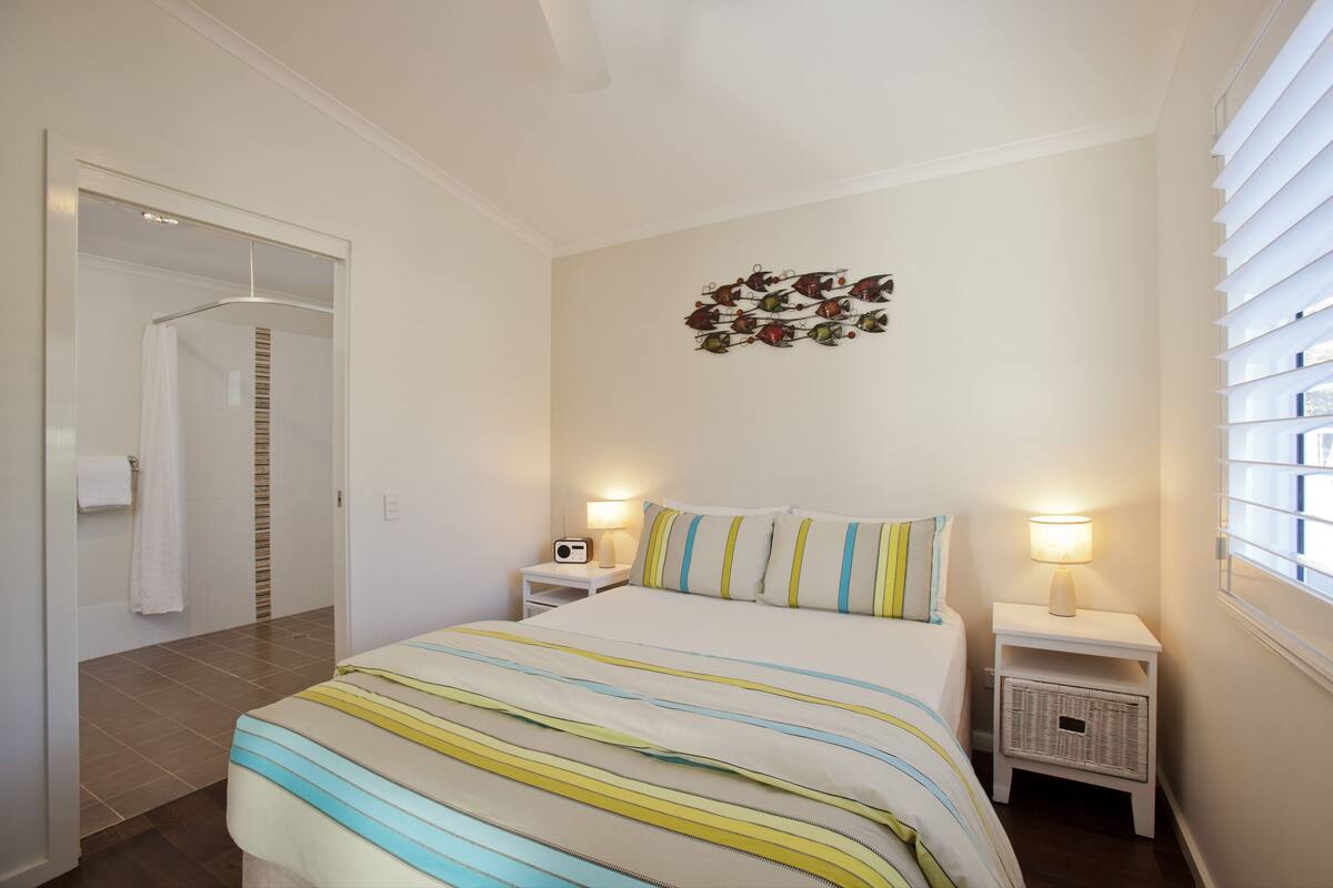 Plantation Villa - Accessible | Bàn ủi/dụng cụ ủi quần  áo, bộ trải giường 