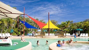 Piscina all'aperto, ombrelloni da piscina, lettini