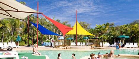 Hồ bơi ngoài trời, dù/ô trên bãi biển/hồ bơi, ghế dài tắm nắng