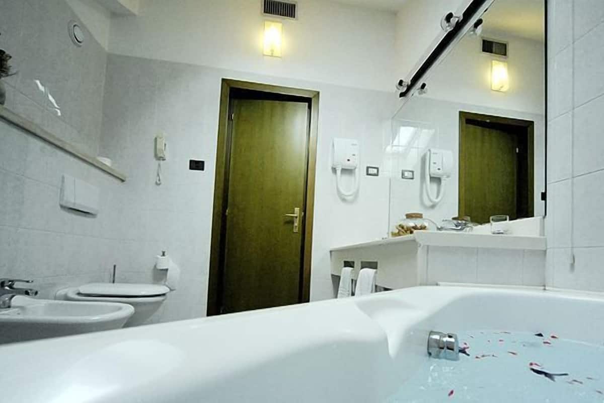 executive suite | bathroom | shower, free toiletries, hair dryer, bidet