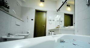 Executive Suite | Bathroom | Shower, free toiletries, hair dryer, bidet