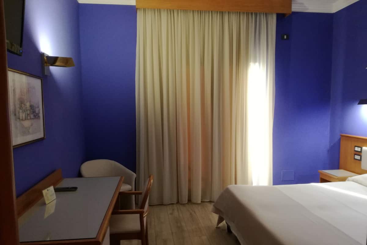 ห้องเบสิกทวิน | 5 ห้องนอน, มิน ิบาร์, ตู้นิรภัยในห้องพัก, โต๊ะทำงาน
