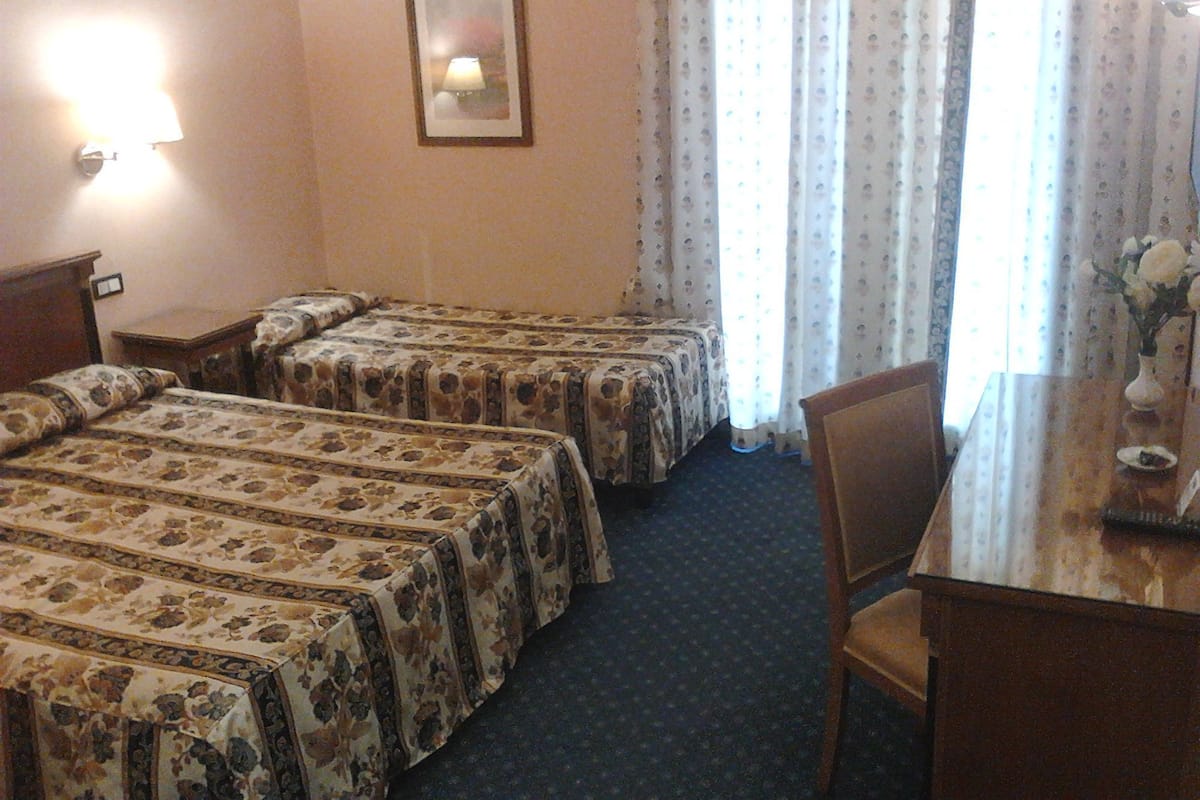 Comfort driepersoonskamer | 5 slaapkamers, een minibar, een kluis op de kamer, een bureau