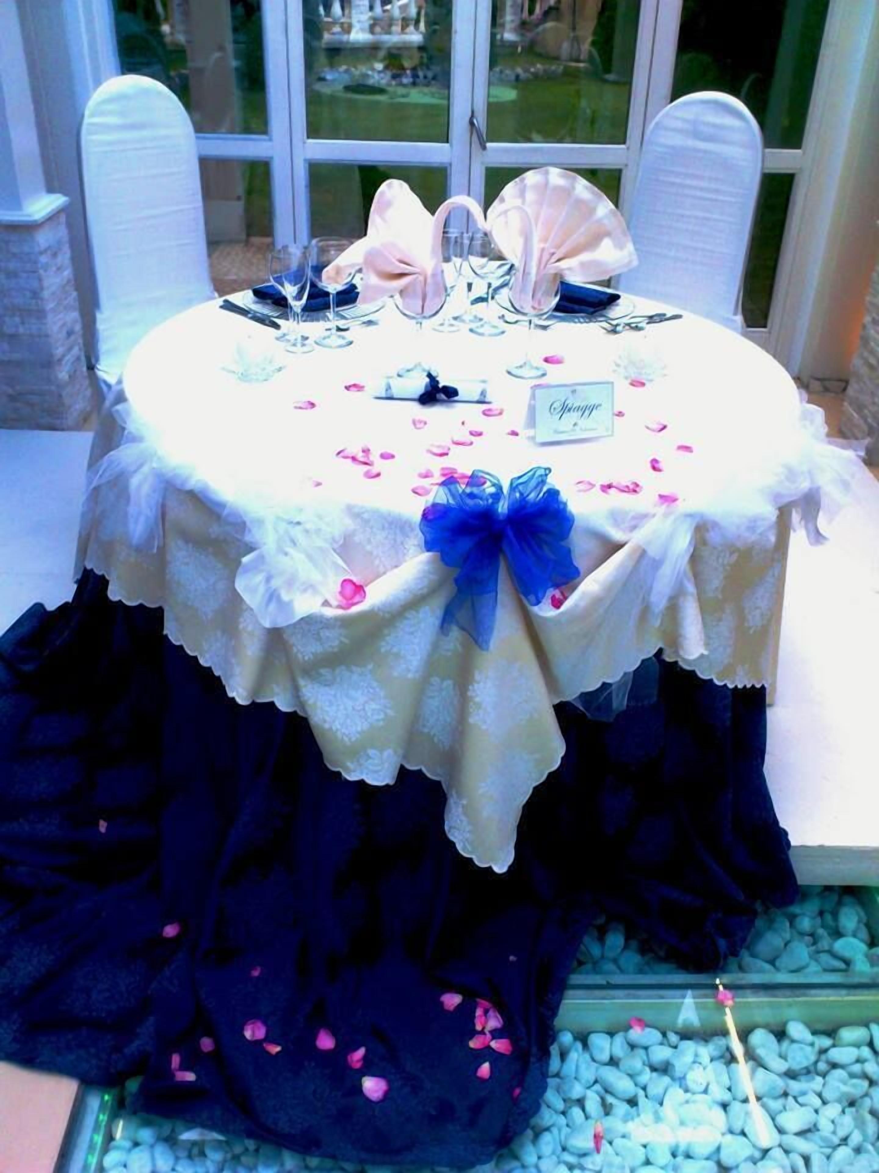 breakfast, lunch, dinner served; local cuisine