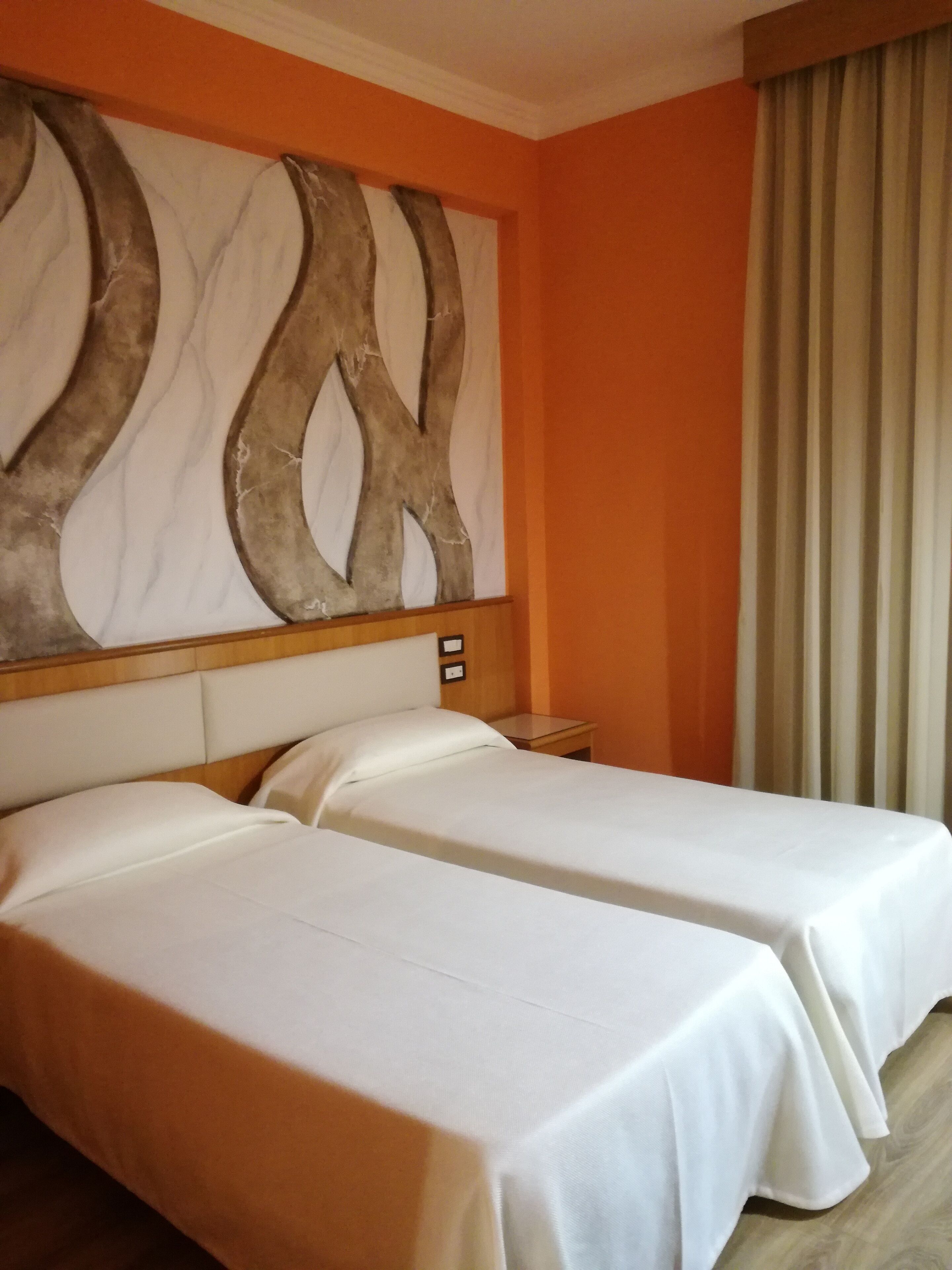 standard single room | 1 bedroom, minibar, in-room safe, desk