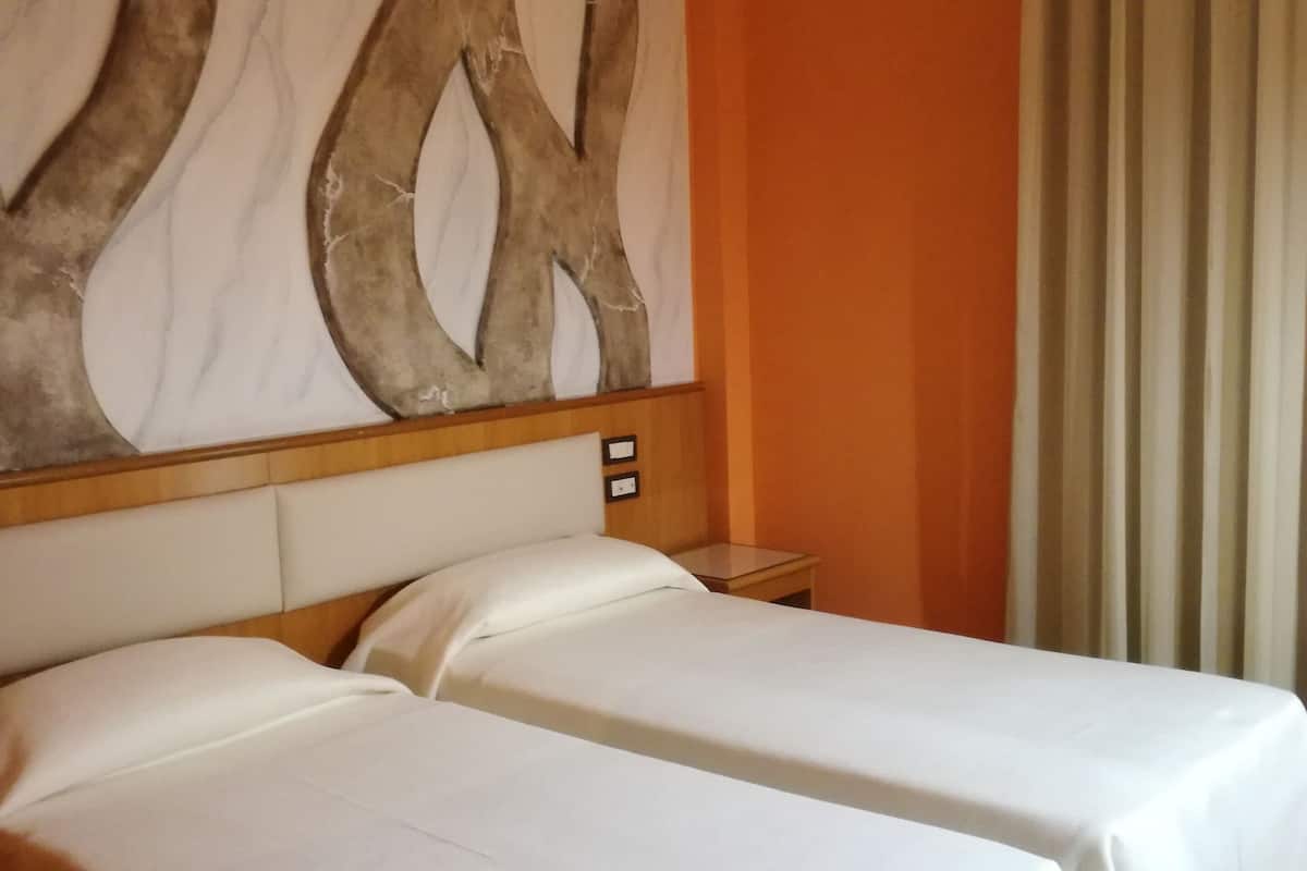 standard single room | 1 bedroom, minibar, in-room safe, desk