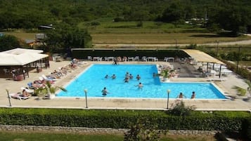 Piscina all'aperto, ombrelloni da piscina, lettini