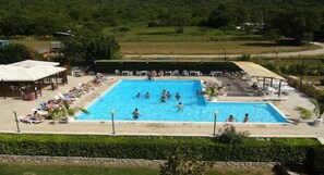 Outdoor pool, pool umbrellas, sun loungers - Filippone Hotel & Ristorante (Gioia dei Marsi)