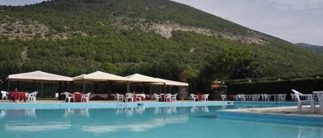 室外游泳池,池畔遮阳伞,日光浴躺椅