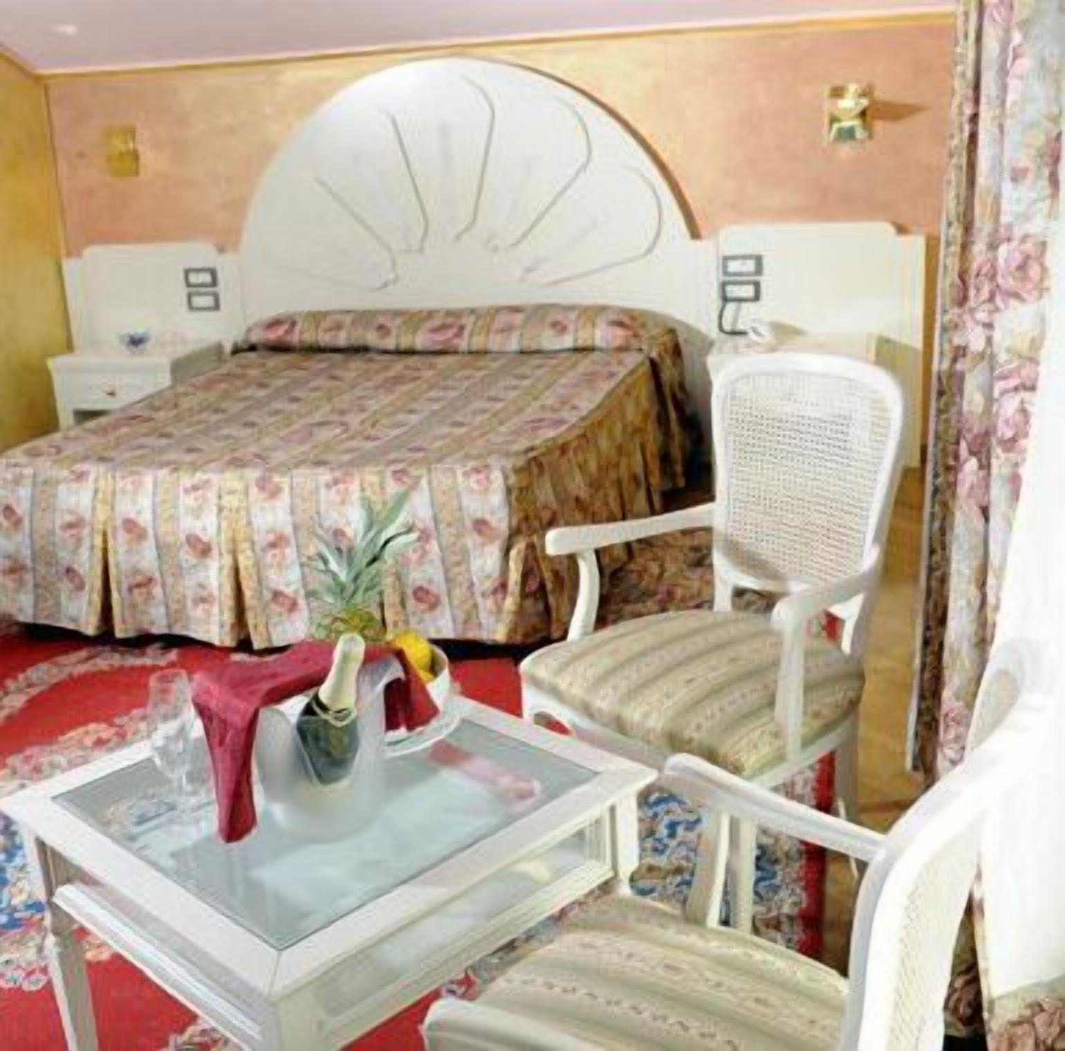 junior suite | 1 bedroom, minibar, in-room safe, desk