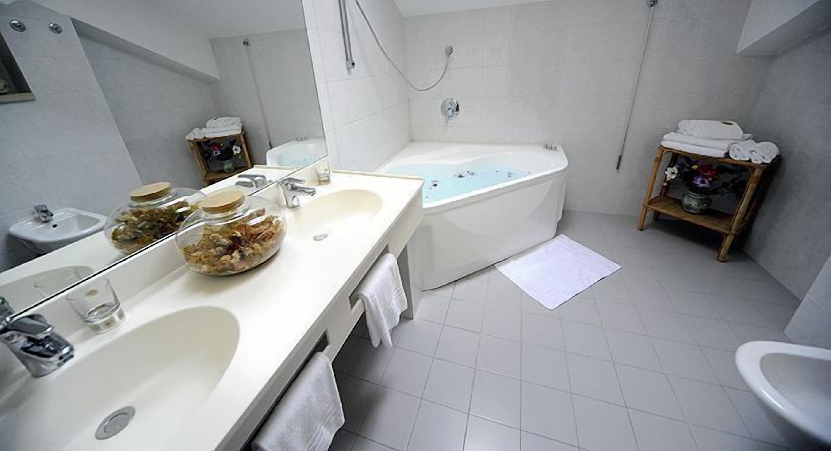 executive suite | bathroom | shower, free toiletries, hair dryer, bidet