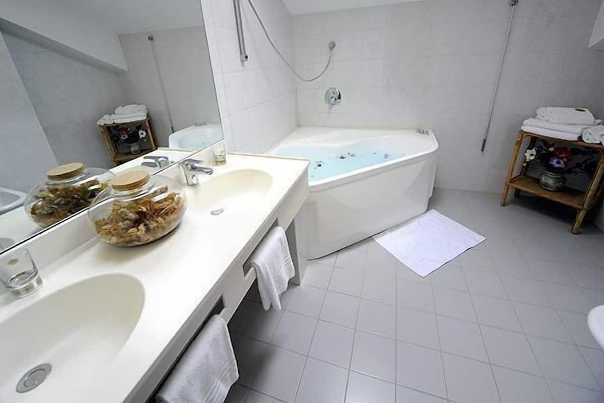 executive suite | bathroom | shower, free toiletries, hair dryer, bidet