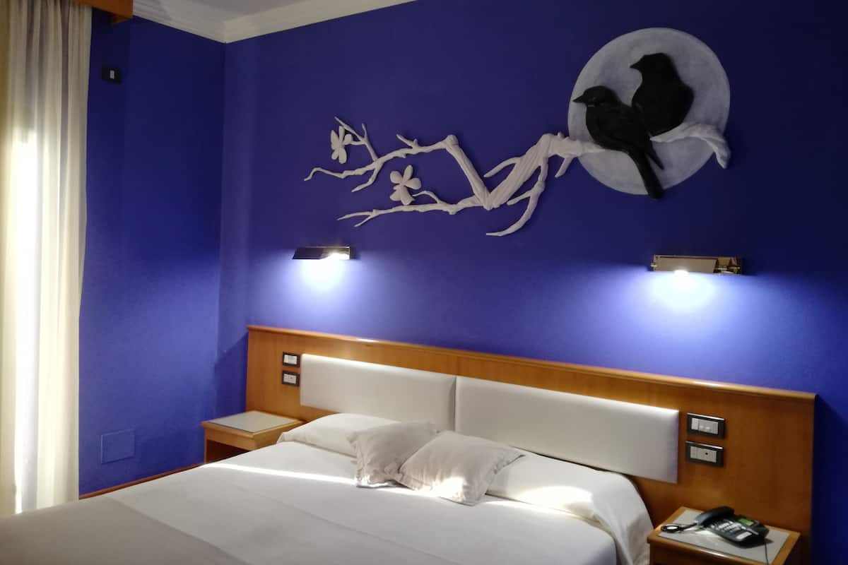5 slaapkamers, een minibar, een kluis op de kamer, een bureau