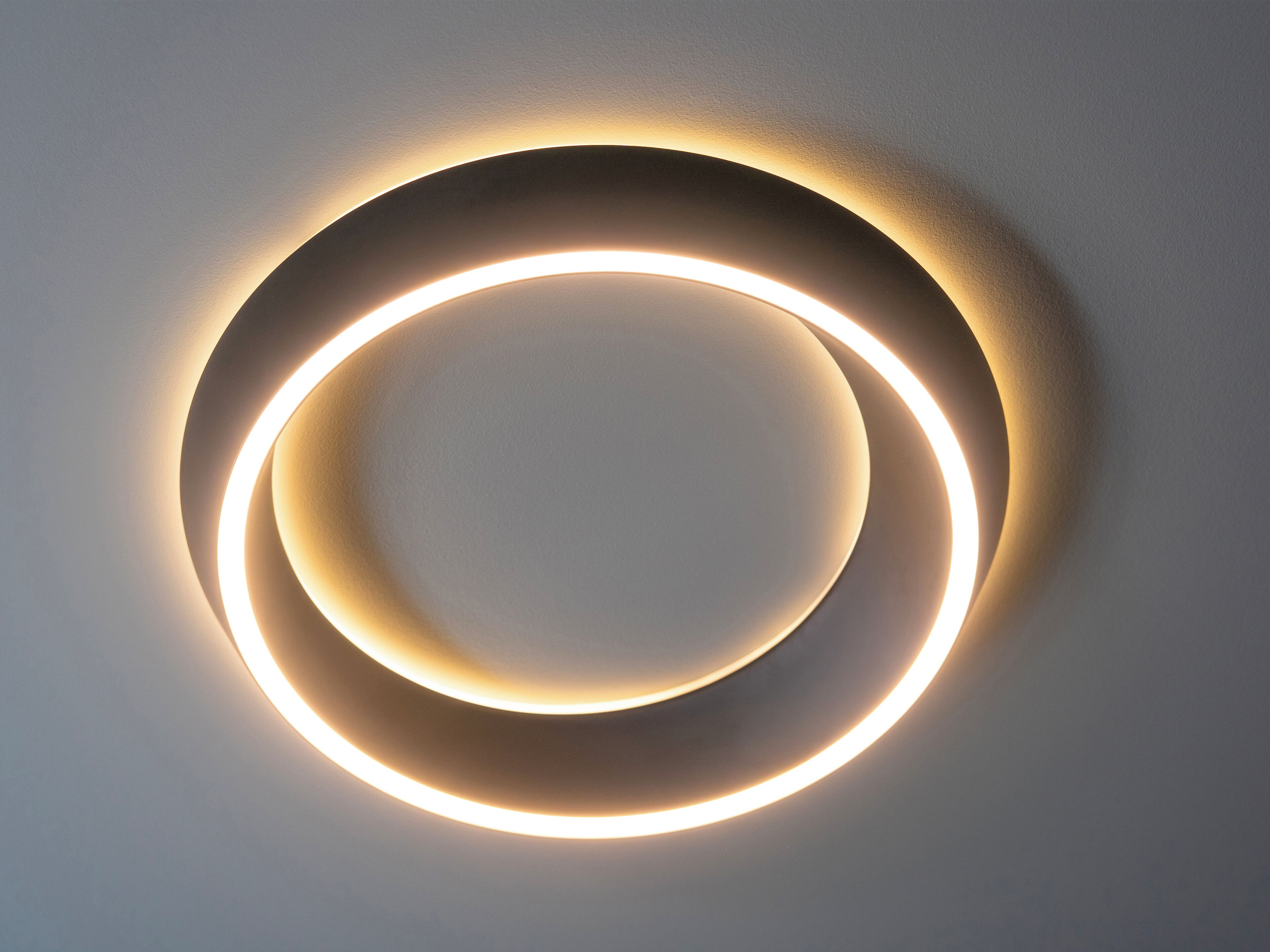 Eine runde Leuchte mit leuchtendem Ringdesign.