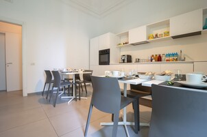 Colazione continentale, servita tutte le mattine (5 EUR a persona) 