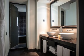 Habitación Palacio | Bathroom sink - CoolRooms Palacio Villapanés 5 GL (Seville)