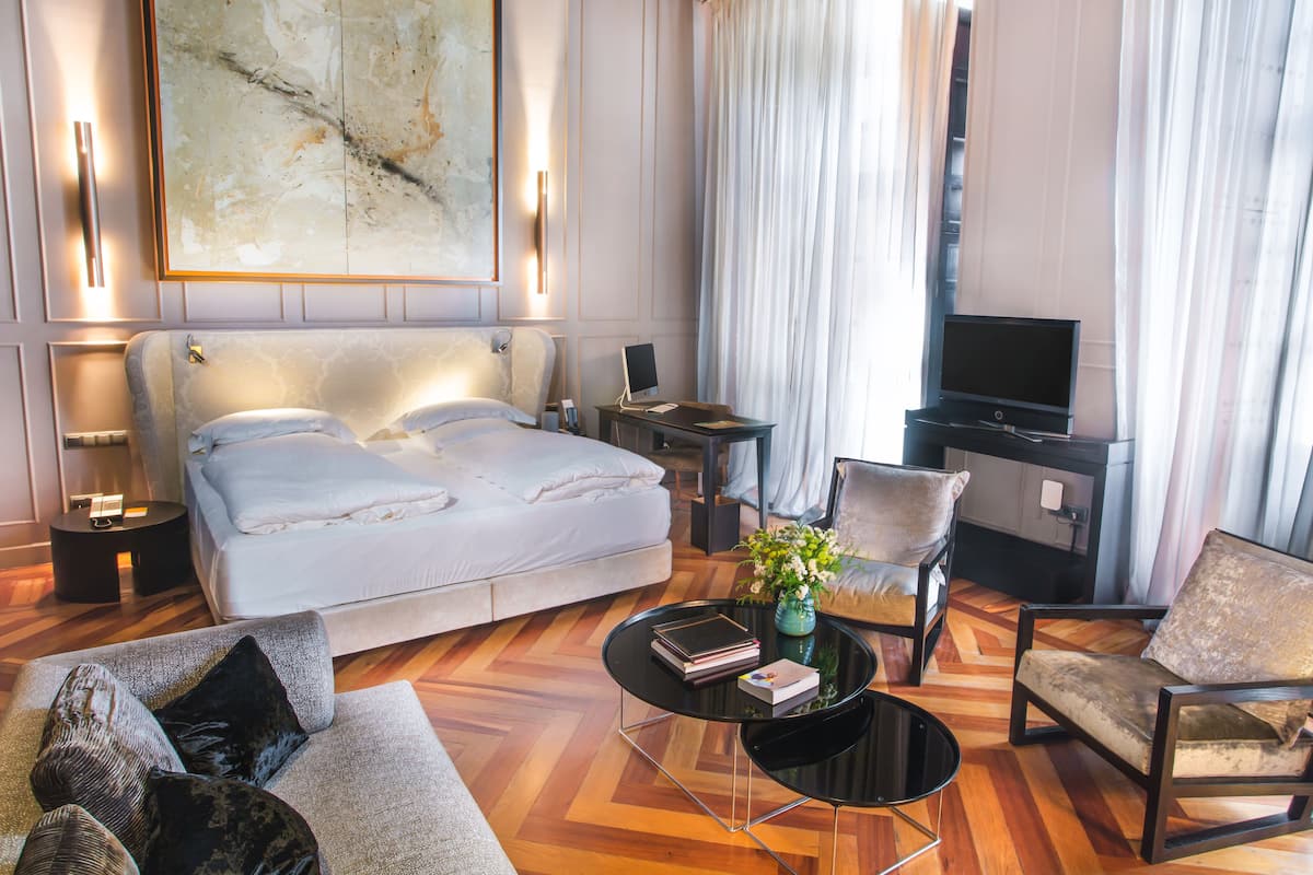 Premium bedding, minibar, in-room safe, soundproofing