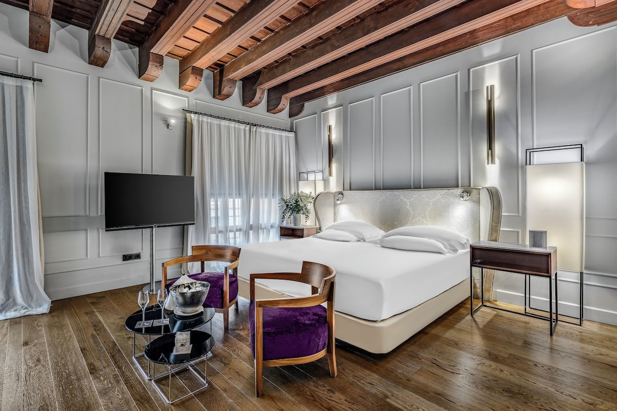 Premium Room | Premium bedding, minibar, in-room safe, soundproofing