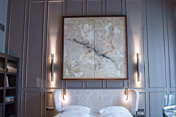 Suite | Seprai premium, minibar, brankas, dan kedap suara