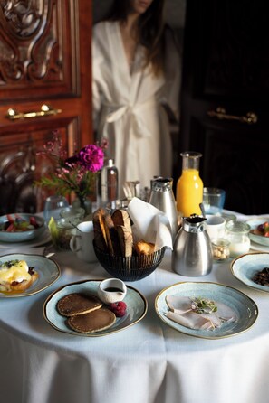 In-room dining - CoolRooms Palacio Villapanés 5 GL (Seville)