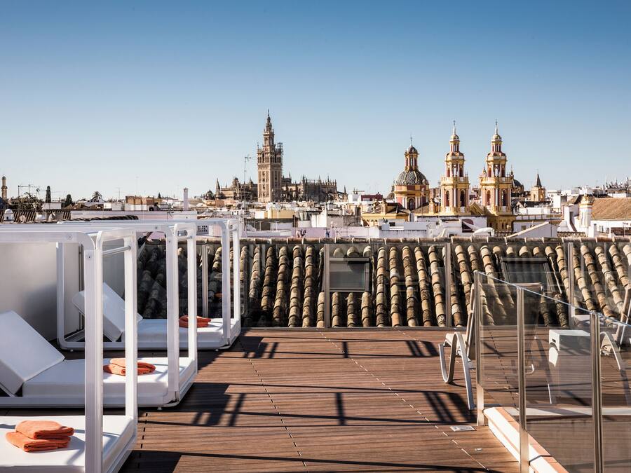 Una piscina al aire libre, sillones reclinables de piscina