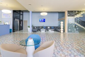 Lobby sitting area - West City Hotel (Floresti)