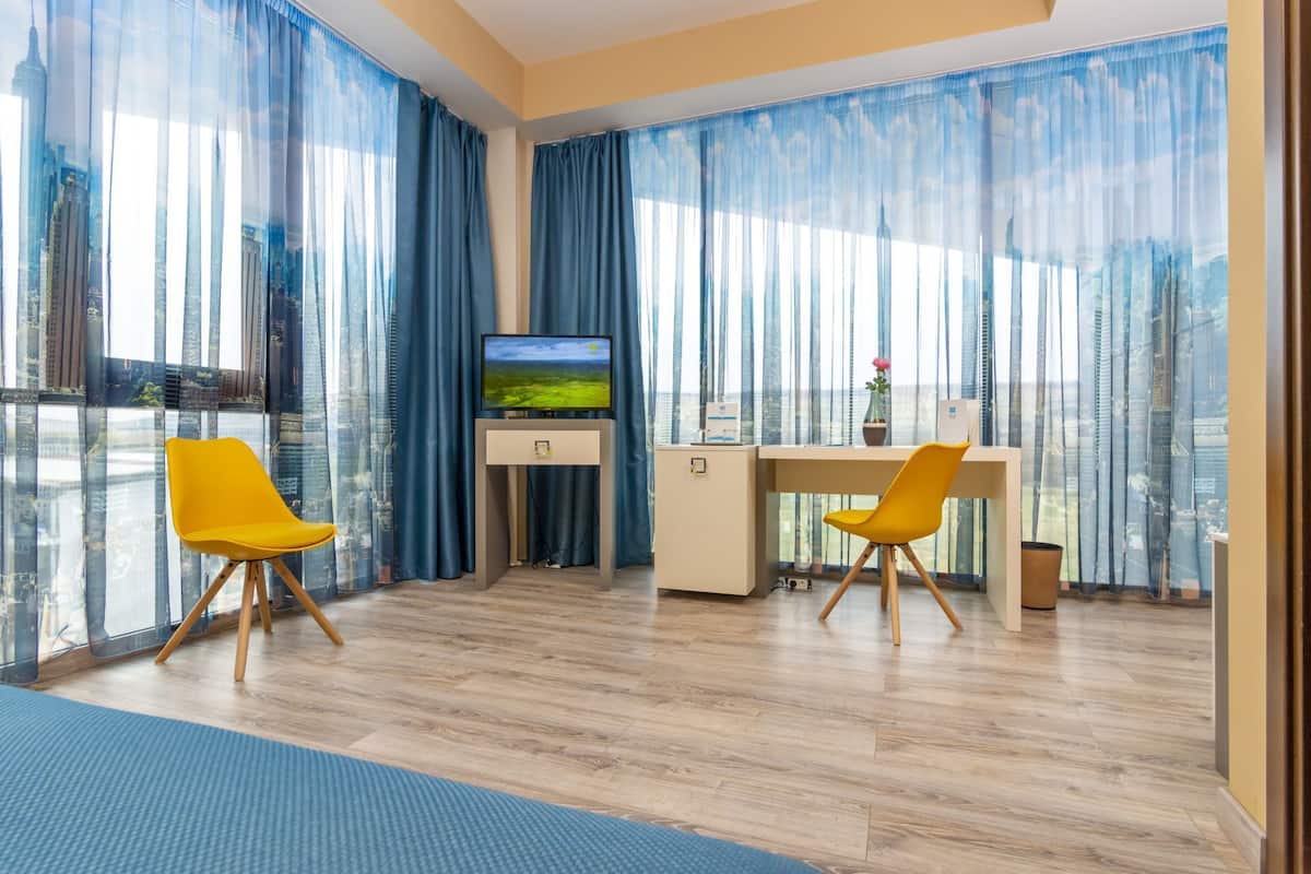 Minibar, caja de seguridad en la habitación y escritorio