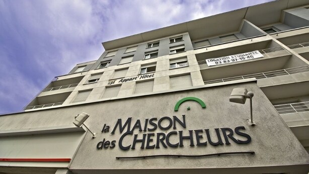 A building with a sign reading "la MAISON des CHERCHEURS" and "Appart' Hotel". - KOSY Appart’Hôtels – La Maison des Chercheurs (Vandœuvre-lès-Nancy)