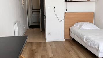 Kamar Single Klasik | Meja kerja, tirai kedap cahaya, kedap suara, dan setrika/meja setrika