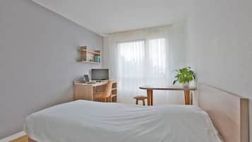 Escritorio, cortinas blackout y sistema de insonorización