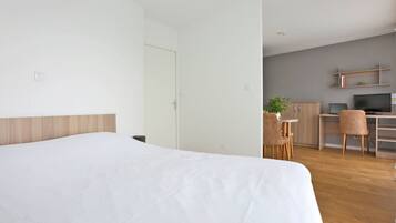 Superior tweepersoonskamer | Een bureau, verduisterende gordijnen, geluiddichte muren