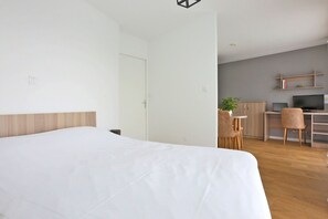 Bureau, rideaux occultants, chambres insonorisées