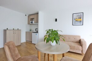 Comfort Triple Room | Desk, blackout drapes, soundproofing, iron/ironing board