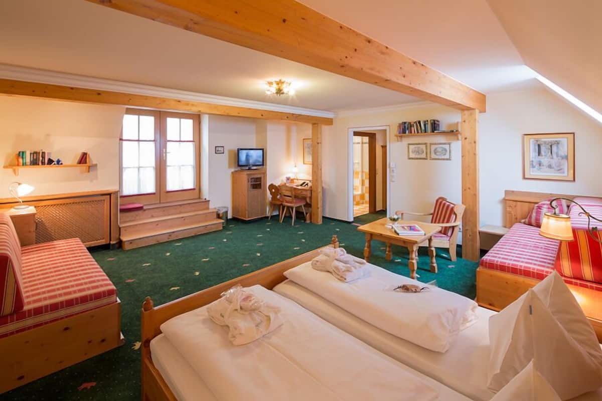 double room, balcony | minibar, individually furnished, desk, soundproofing