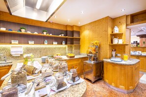 Dagelijks ontbijtbuffet (EUR 15 per persoon)