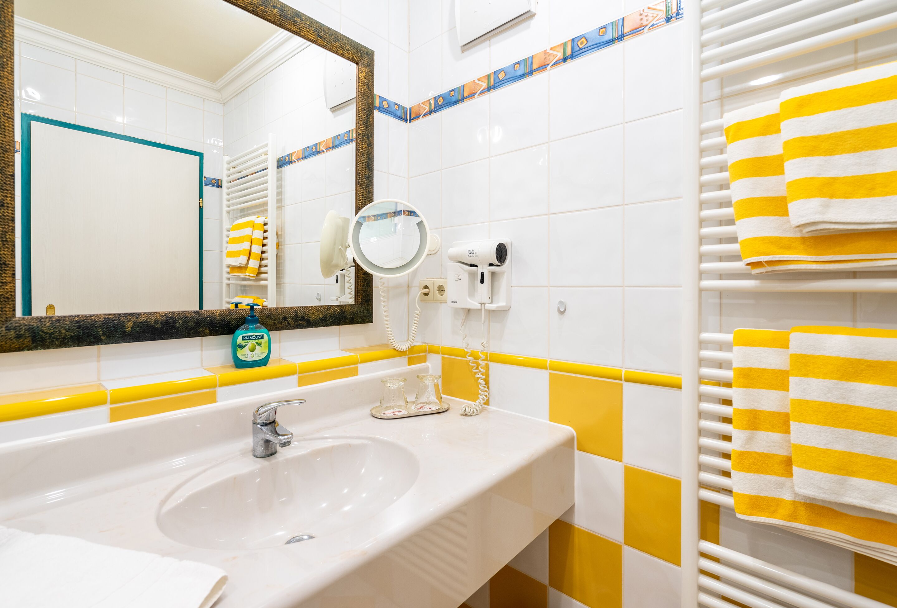 standard double room | bathroom | free toiletries, hair dryer, towels, soap