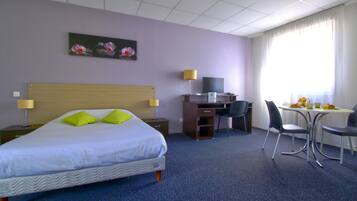 Studio | Yksilöllisesti kalustettu, työpöytä, pimennysverhot, silitysrauta/-lauta