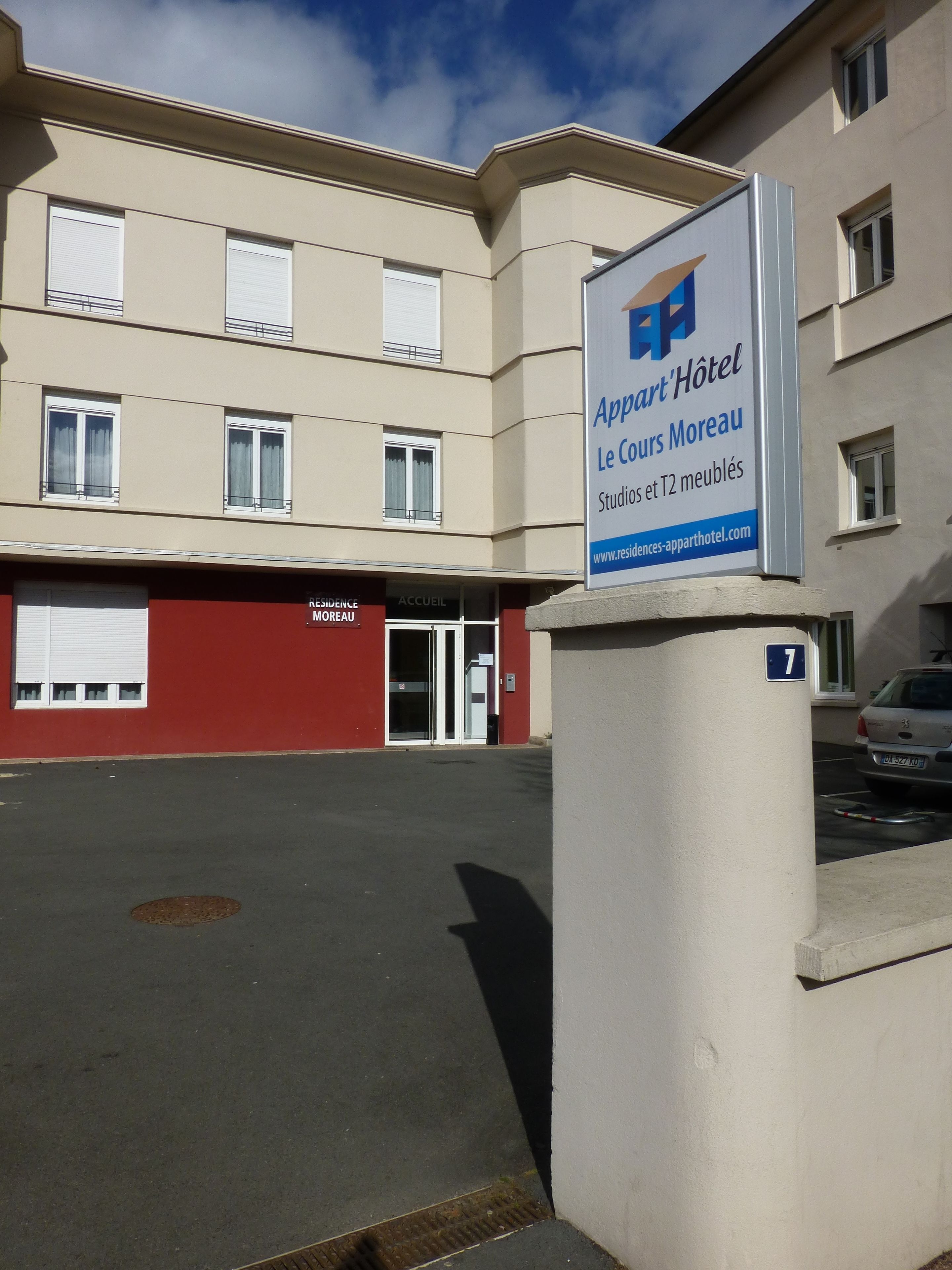 A sign for 'Appart'Hotel Le Court Moreau' with a website address.