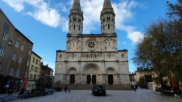 A historic cathedral with twin spires, a large rose window, and a central entrance. - KOSY Appart’Hôtels – Le Cours Moreau (Macon)