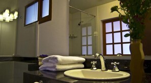 Bathroom sink - Hotel Casa Deco (Bogotá)