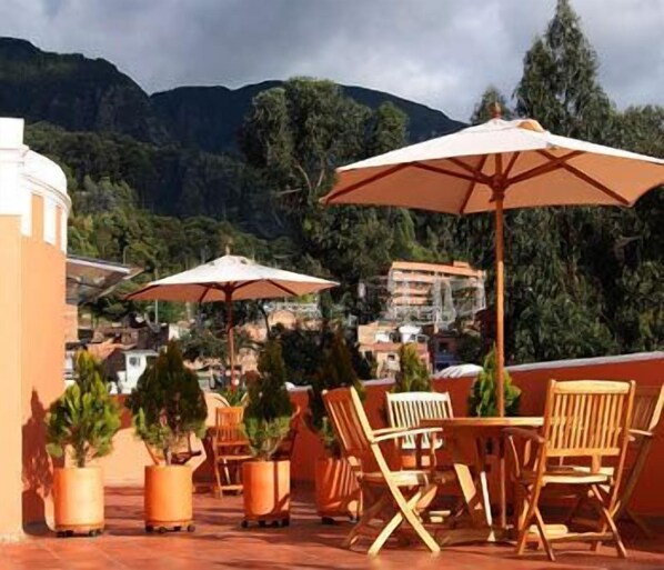 Outdoor dining - Hotel Casa Deco (Bogotá)